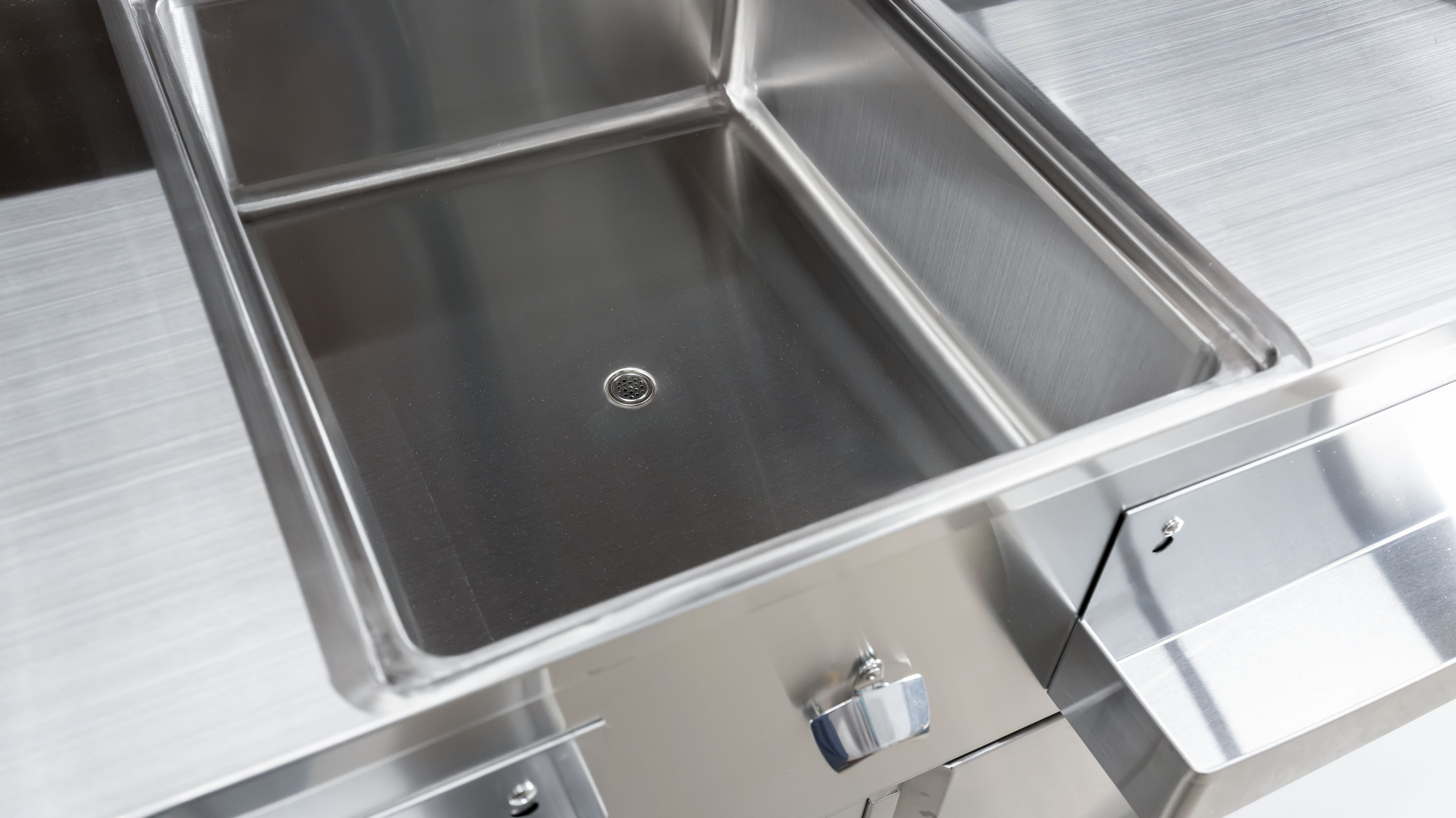 61″ Portable Bar with Hinge Doors, Ice Bin, Shut-off Valve and Speed Rails