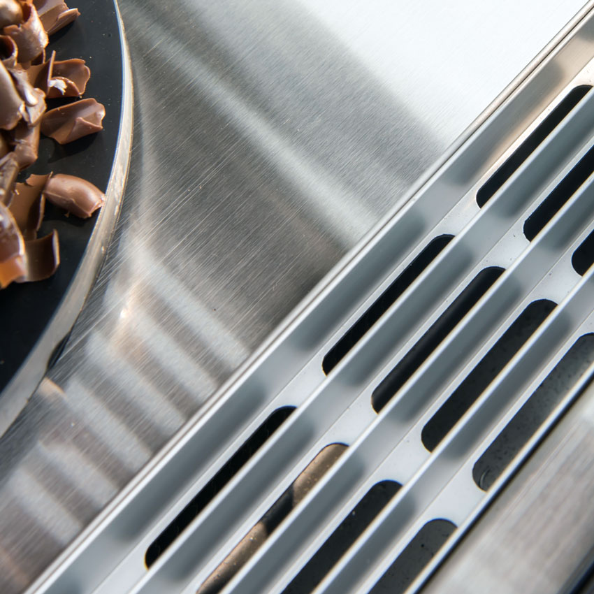 47" Countertop Curved Glass Refrigerated Display with Dual Access and 190 L capacity